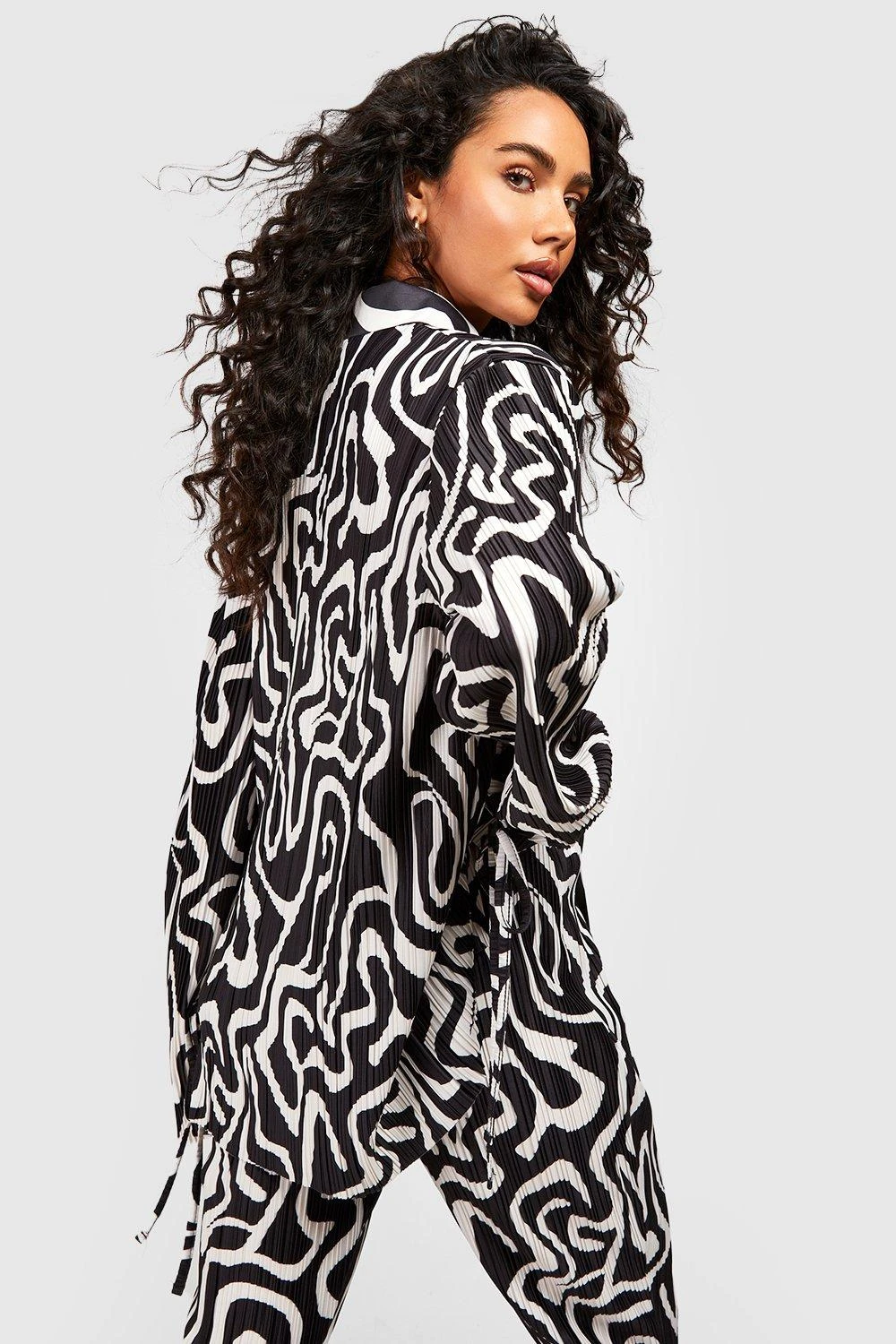 Chemise Plissée Nouée à Imprimé Abstrait 4 Chemise Plissée Nouée à Imprimé Abstrait – Image 2