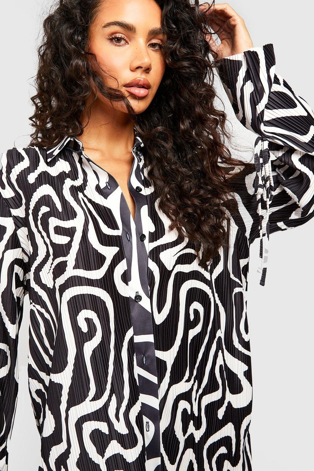 Chemise Plissée Nouée à Imprimé Abstrait 6 Chemise Plissée Nouée à Imprimé Abstrait – Image 4