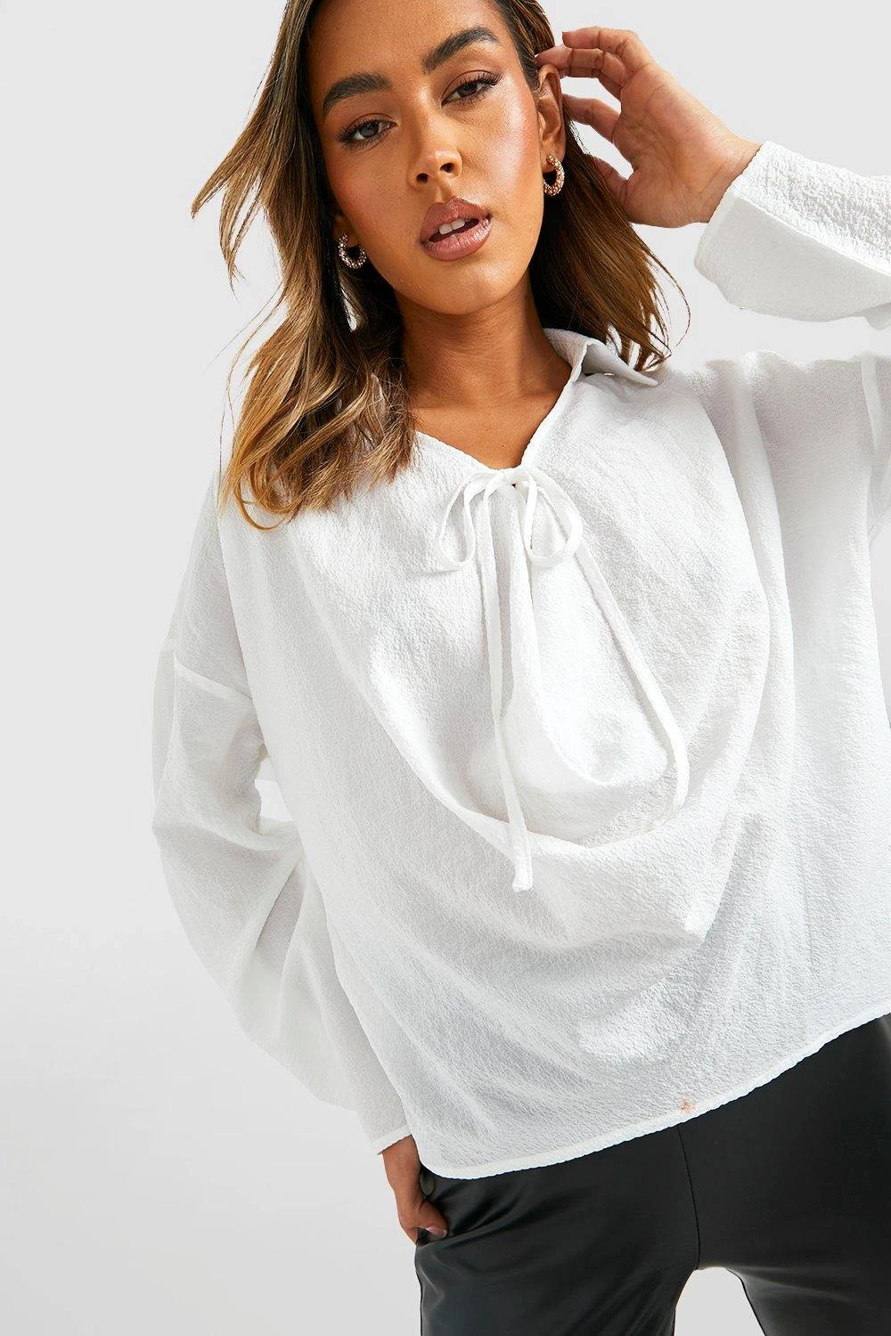 Chemise Texturée Drapée à Col Bénitier 6 Chemise Texturée Drapée à Col Bénitier – Image 4